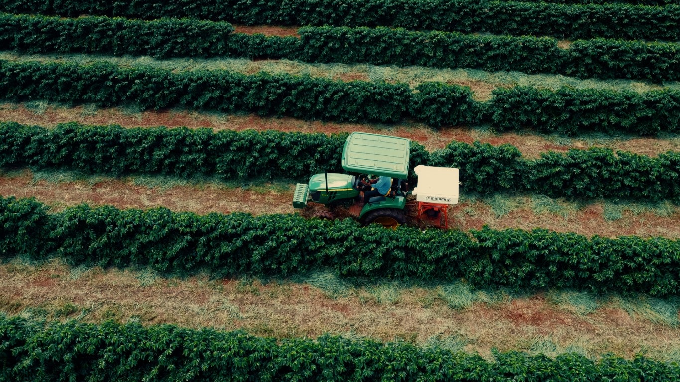 Trator 3041E em campo visto de cima.